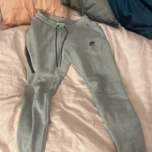 Nike byxor  - Nike byxor, bra skick säljer för jag tycker dom är lite för små för mig. Kontakta innan ni köper 