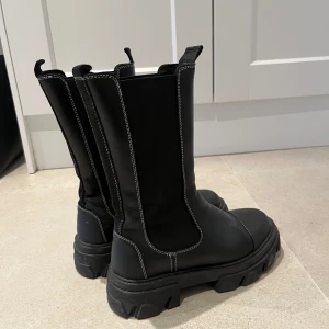 Svarta boots med grov sula - Snygga svarta boots med grov sula och högt skaft. Sparsamt använda och i fint skick! Kan skickas eller mötas upp i göteborg! 