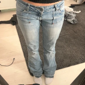 Lågmidjade jeans  - As snygga lågmidjade jeans med coola fickor både fram och bak. Inga defekter på jeansen. Jag är 163 cl lång och midjemått är  38 rakt över och innebenslängden är runt 80 kanske 