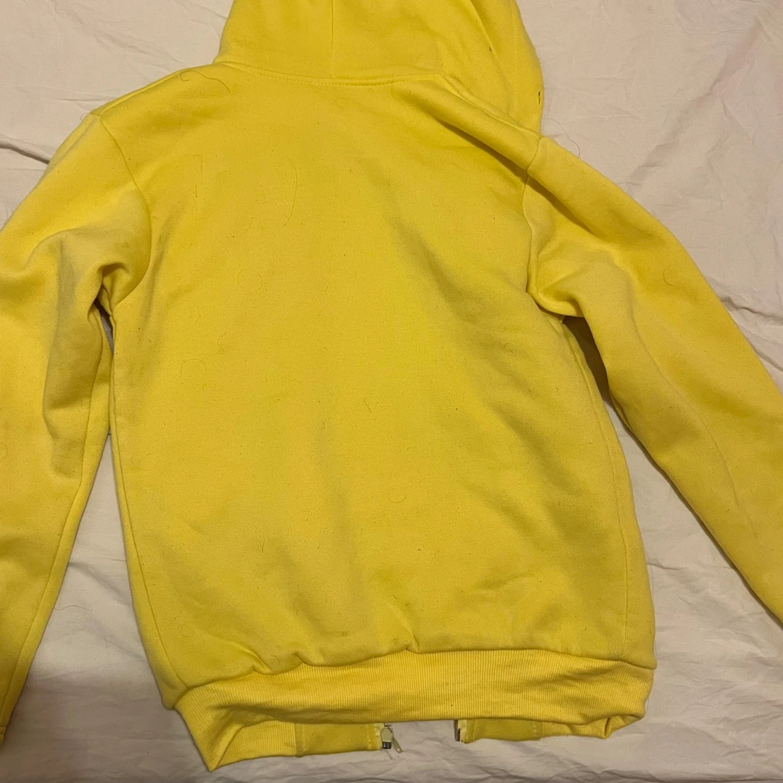 Gul hoodie med text - 92