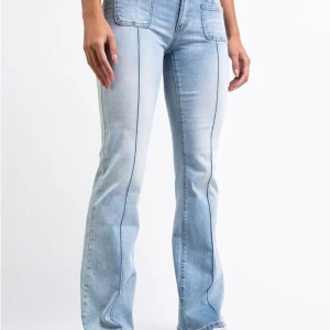 Slutsålda Madlady bootcut jeans - Snygga ljusblå bootcut jeans från Madlady med låg midja. Framfickor och fickor bak med knappar. Supersköna jeans som har  används väl och är i bra skick. Köpta för 700kr. Kontakta för mer info💗💗 