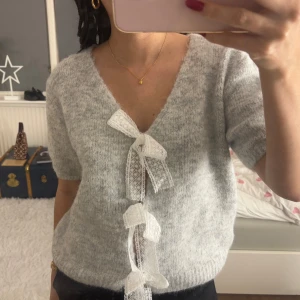 Stickad tröja  - Super söt stickad tröja med 3 rosetter på. Endast testad och har kvar prislappen. Köpt för 599kr💕