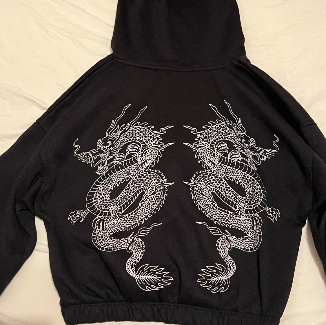 Svart hoodie med draktryck