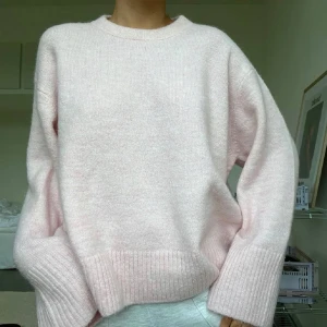 Rosa stickad tröja - Rosa stickad tröja från Gina Tricot i storlek 164. Passar mig med storlek S jättebra. 🤎 I nyskick