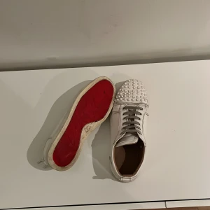 Christian louboutin - Tjena säljer mina Christian Louboutin skor för en billig peng. Jag har använd skorna sällan så skick 7/10. Det är bara snörena som är lite smutsiga om ni vill att jag tvättar dom så är de bara att höra av sig. Jag kan gå ner i pris vid en snabb affär. Tar emot byten också. Det är bara att höra av sig vid minsta fundering.
