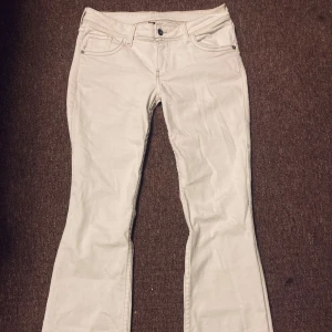 Flared jeans - Jätte snygga flared jeans med fin design på fickorna🤍💗size M🤍 köpte dom för 700kr men säljer för 300kr men priset kan också diskuteras till billigare!! 