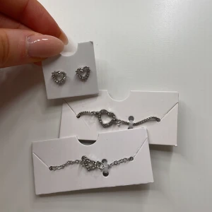 Smyckeset med diamanthjärtan i silver - Två snygga silverarmband och ett par snygga silver örhängen med diamanthjärtan. Man kan även köpa de separat. Aldrig använda och är kvar i orginalförpackning💕