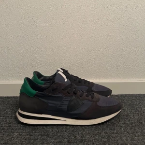 Philippe model trainers - Säljer ett par riktigt snygga Philippe model trainers. Perfekta nu inför vintern. Skorna är i bra skick! Skriv för fler bilder och annat!😄 priset är ej hugget i sten!