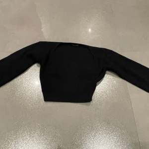 Svart ribbad topp från SHEIN - Snygg svart ribbad topp från SHEIN med långärmad design med en croppad passform. Skriv privat för fler bilder eller frågor :) 