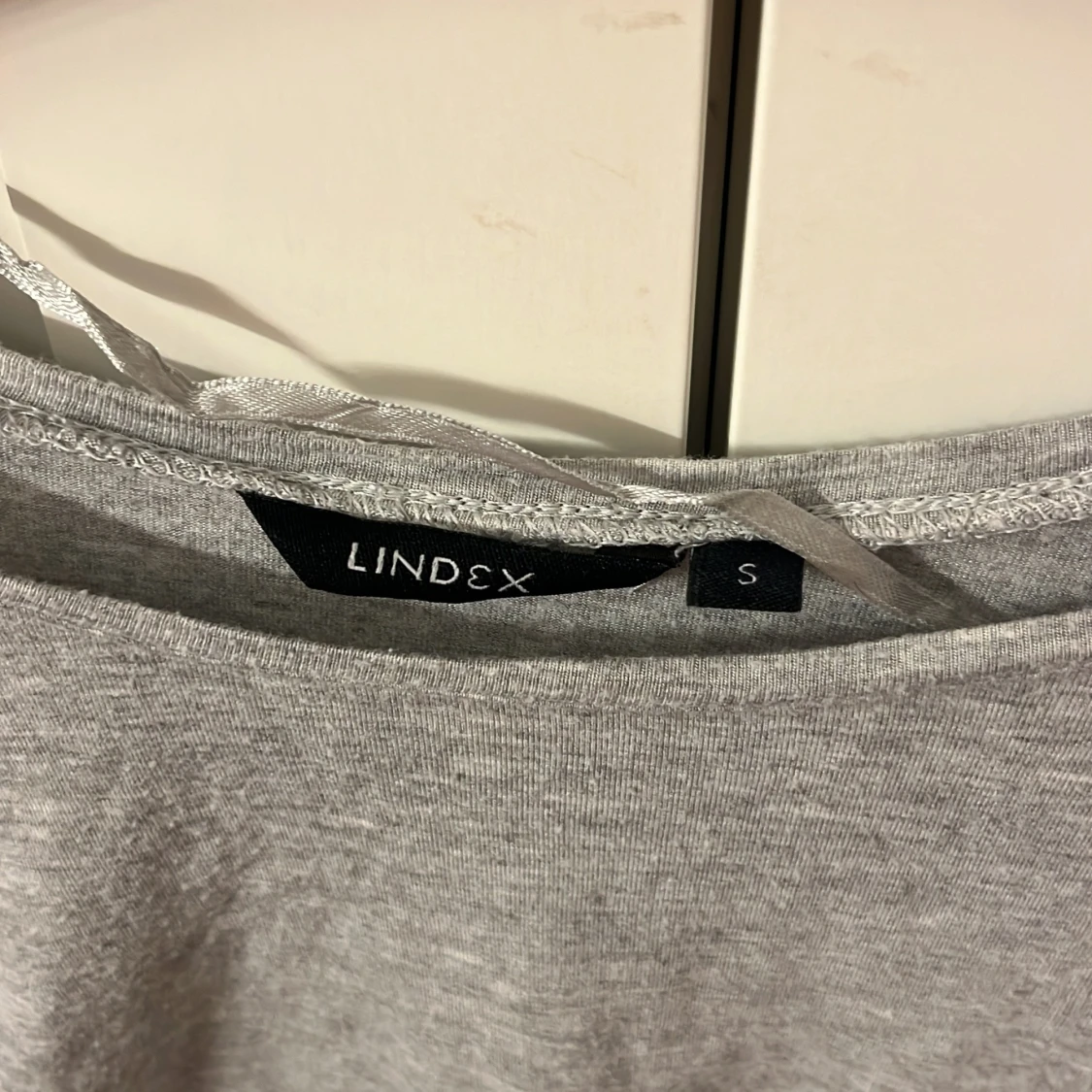 Grå t-shirt med hjortmotiv från Lindex - 90