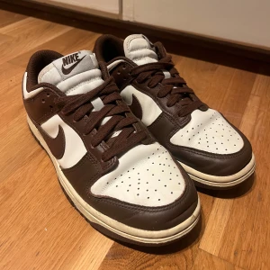 Nike Dunk lows - Superfina Nike Dunk lows i en fin brun färg, skorna har tyvärr inte kommit till användning särskilt mycket, är därför i bra skick 🤎