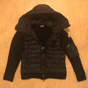 Svart pufferjacka från Moncler - Snygg svart pufferjacka från Moncler, storlek M size 3, har använt den typ 4-6 gånger, kan skicka ut den från min andress eller så kan du komma och hämta up den, vi kan diskutera om priset också