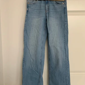 Ljusblå jeans från LAB Industries - Säljer ett par klassiska ljusblå jeans från LAB Industries i storlek 152. De har en rak passform med dragkedja och knapp framtill. Perfekta för en avslappnad stil.