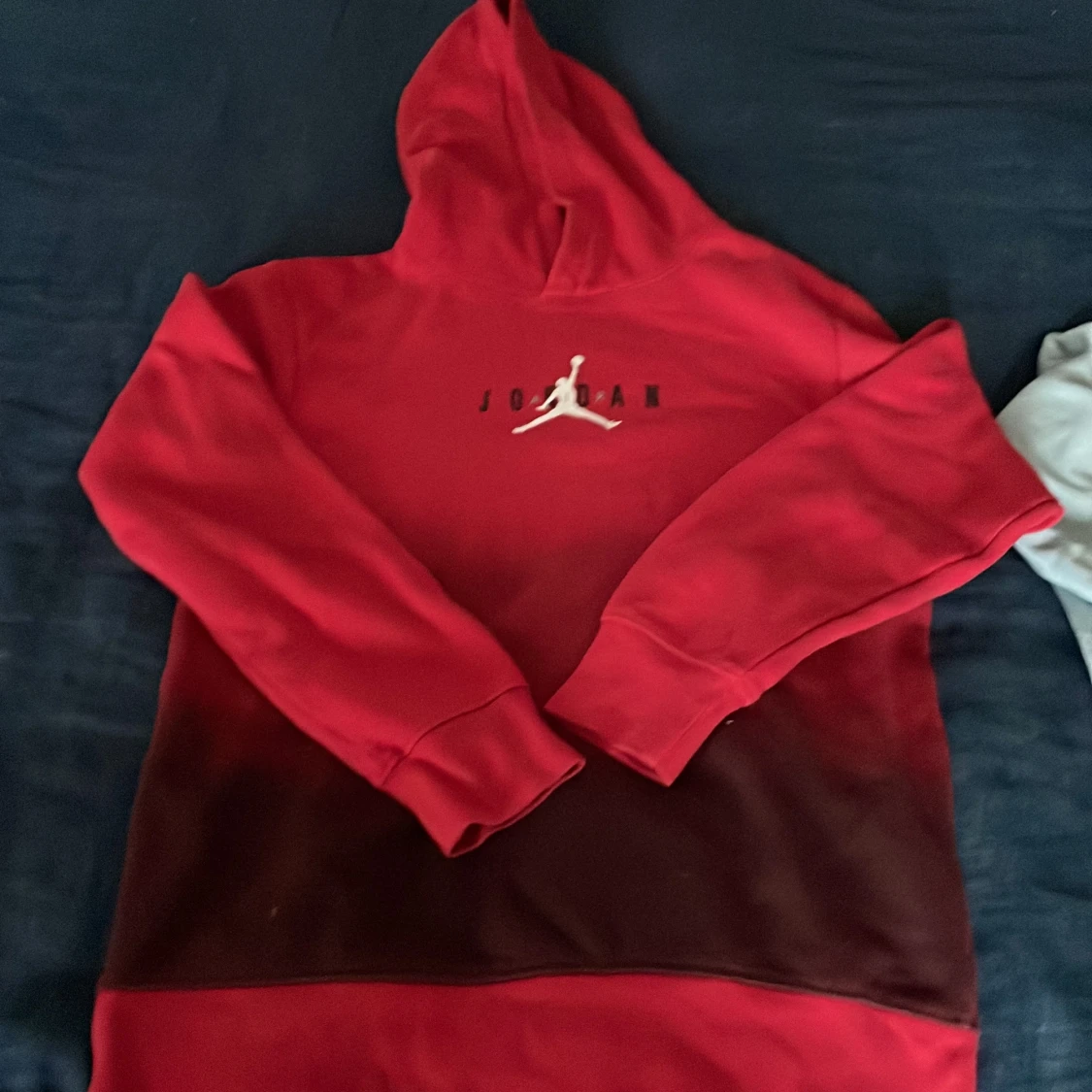 Röd Jordan hoodie och blå Nike hoodie - 90