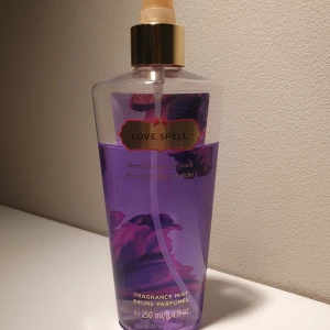 Love Spell från Victoria's Secret - Victoria's Secret med doft av körsbärsblom och persika. Fått den av min mamma från när hon var yngre. Öppen för prisförslag💘