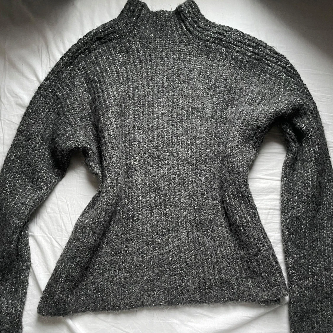 Grå stickad polotröja från NA-KD - 1