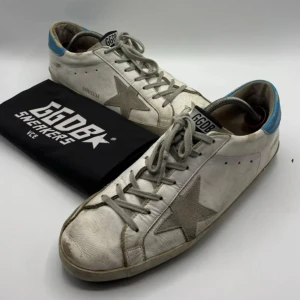 Golden Goose Superstar - Golden Goose Superstar, passar storlek 44-45. Kommer med dustbag. Priset är ej hugget i sten, kom med förslag. Skriv vid eventuella frågor!