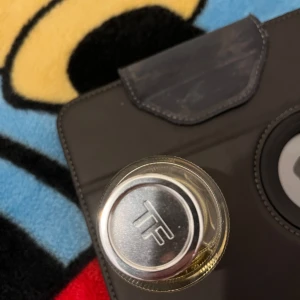 Tom Ford Beau de Jour Eau de Parfum - Säljer en elegant flaska Tom Ford Beau de Jour Eau de Parfum. Flaskan är 50 ml och har en stilren design med ett silverlock och etikett. Perfekt för den som söker en sofistikerad doftupplevelse.