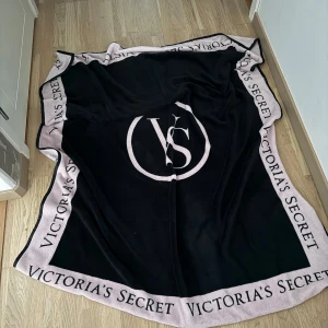 Victoria Secret Filt - Köpt i usa, inte använd så mycket. Den har mestadels varit en prydnad. Men nu eftersom att vi flyttar så är det dags att få den såld.