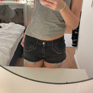 coola jeansshorts  - Unika svarta jeansshorts ifrån Superdry. Storlek 26. Säljer pga att de är för små, jättebra skick! 🤍🤍
