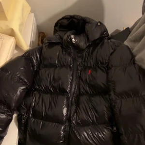 Svart dunjacka från Polo Ralph Lauren - Snygg svart dunjacka från Polo Ralph Lauren helt ny. Blev för stor och det är storlek M. priset går att diskutera 