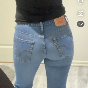 Lågmidjade jeans från Levis - Lådmidjande jenas från Levis strl S.  Köpt för 999kr 🫶🏼