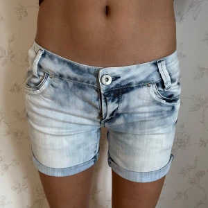 Ljusblå lågmidjade jeansshorts  - Snygga ljusblå lågmidjade jeansshorts ifrån R.marks med jätte fina fickor. Dom är i storlek 28.