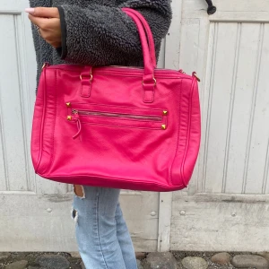 Rosa handväska - CIA Design UF Drop 01!🤍Rosa handväska med guldiga nitar.  Följ gärna vår Instagram och tiktok (@ciadesignuf) för mer info om vårt UF samt våra väskor🤍