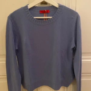 Blå stickad tröja från MAX&Co. - Säljer en stilren blå stickad tröja från MAX&Co. med rund hals och ribbade kanter. 