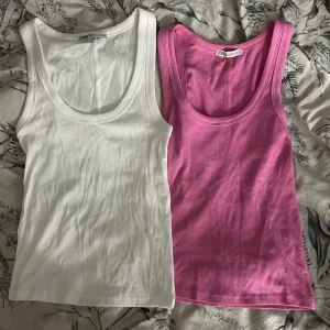 Zara toppar - Säljer de här två topparna från zara i storlek s! Sparsamt använda! Går även att köpa styckvis. 1 för 45kr eller båda för 80kr❤️