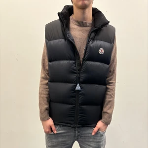 Moncler Ophrys väst - KOM MED BUD🙌Nästan helt oanvänd Moncler Ophrys väst i nyskick. Västen köptes på NK herrtrend för ca 2 år sedan, kvitto finns, kom privat för bild på det. Nypris är 13 000(!) Kom med bud i dm, inga skambud tack🙏