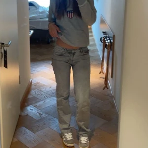 Grå jeans från Gina tricot  - Säljer 2-pack av dessa fantastiskt fina låg midja de jeans! Sitter perfekt och är i nyskick. Köp både eller köpa en går bra 