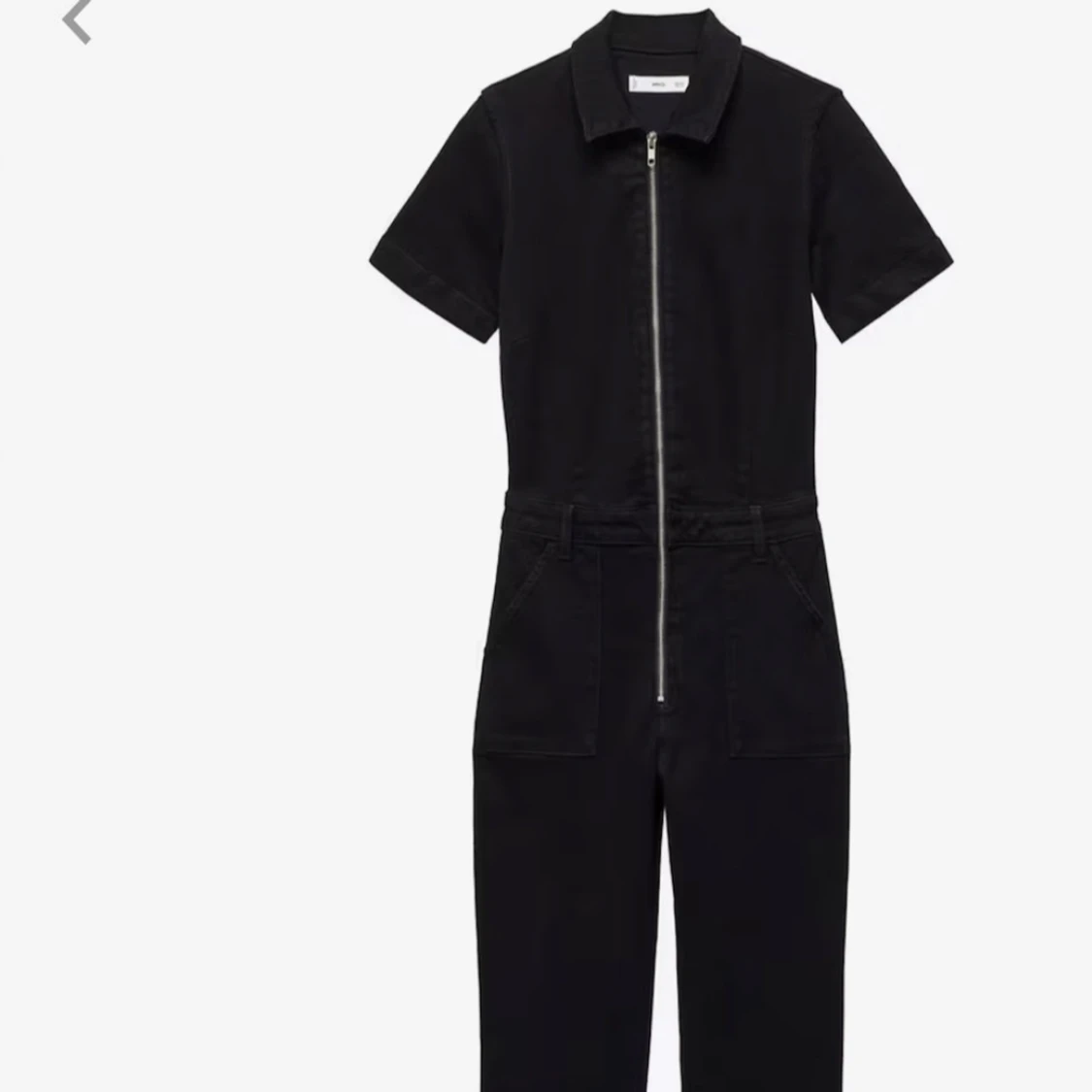 Svart jumpsuit med dragkedja. 