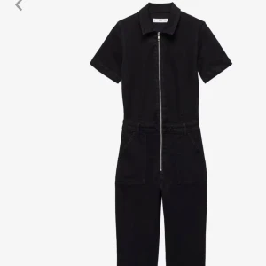 Svart jumpsuit med dragkedja.  - Snygg svart jumpsuit med korta ärmar och dragkedja framtill. Helt oanvänd, aldrig haft på mig den. Storlek M. Köpt för 500 säljer för 300. 