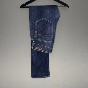 Dondup jeans - Hej säljer nu mina fina Dondup George jeans i storlek 33. De är i nyskick och kommer vara otroligt snygga i höst/vinter. Nypris cirka 3000kr! Vi kommer att sälja liknande produkter nu närmare vinter så glöm inte följa profilen!🌊🍾