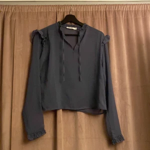 Blå/grå blus - En brå/grå blus i storlek 34💕
