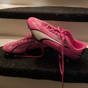 Puma ultra rosa fotbollsskor🩷 - Jättesnygga rosa fotbollsskor köpta från JD! Var tyvärr för stora för min del): .  Användes fåtal  gånger så väldigt  bra skick!👍 skorna är till för konstgräs och gräs planer🏟️, inga sulor kommer med då jag hade specificera och köparen står för frakten🚛🤝