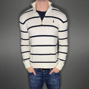 Ralph Lauren tröja - Hej säljer nu min fina Ralph Lauren tröja i storlek S. Den är i nyskick och kommer vara otroligt snygg i höst/vinter. Nypris cirka 2400kr! Vi kommer att sälja liknande produkter nu närmare vinter så glöm inte följa profilen!🌊🍾