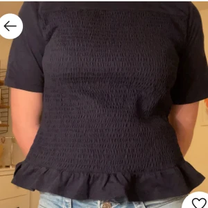 smockad volangtopp - as snygg volangtopp från Gina tricot i nyskick använd en gång 💕💕marinblå passar xs/s 👩🏼‍❤️‍💋‍👩🏼passar vardag och fest !! 