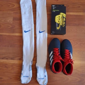 Adidas Predator fotbollsskor - Säljer ett par Adidas Predator fotbollsskor. Som helt nya endast använd 2-3 gånger. Säljer allt för 599