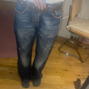 Mörka baggy jeans - Snygga blå baggy bootcut jeans med slitna detaljer och kontrastsömmar. De har en klassisk femficksdesign och en bekväm passform. Perfekta för en avslappnad stil. Storlek L/XL ungefär. Kp vid frågor💕