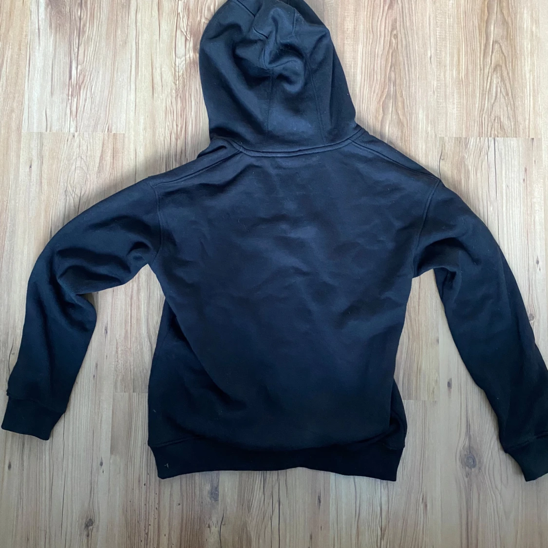 Svart hoodie från Blinglucid - 90