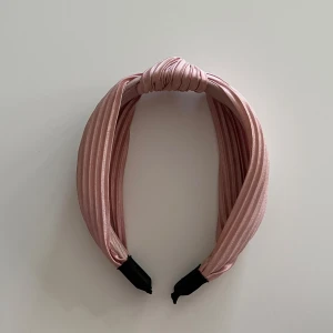 Rosa diadem - Rosa diadem med ”knut” på toppen, använt mycket med fortfarande fin, skriv vid frågor🫶