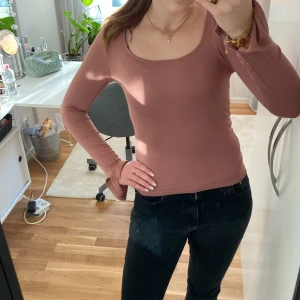 långärmad topp från Gina Tricot - Säljer en snygg gammelrosa långärmad topp från Gina Tricot i storlek S. Toppen har en enkel och stilren design med en rundad halsringning. Perfekt för både vardag och fest! Den har också en slits i ärmarna