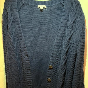 Mörkblå stickad kofta - Säljer en mörkblå stickad kofta, storlek S. Hör av dig vid frågor/prisförslag! 💓