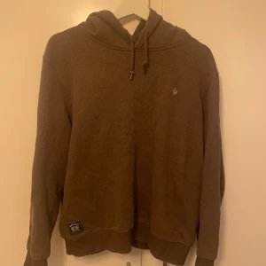 Brun hoodie från Morris - Säljer en snygg brun hoodie från Morris. Sitter mer som en storlek S då den krympt i tvätten, även därför jag säljer. 400kr för en snabb affär!