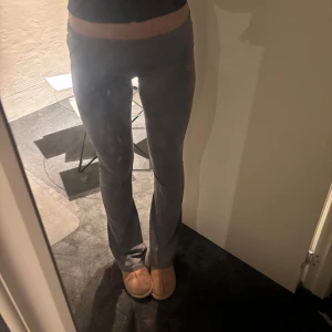 Grå yoga pants från Nelly - Säljer mina grå yoga pants från Nelly, för att dom inte kommer till användning längre och är aningen för stora för mig😚