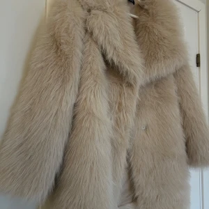 Beige pälsjacka - Beige pälsjacka 🤍 aldrig andvänd. Passar xs-m