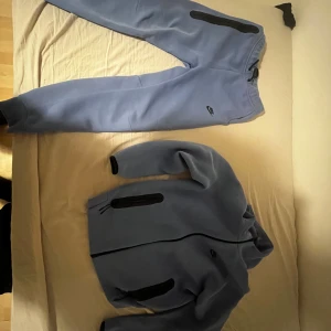 Blå träningsset från Nike - Säljer min Blåa nike tech då jag köpte den december 2023. Har använt den några gånger men har tröttnar. Pris kan diskuteras vid snabbköp!