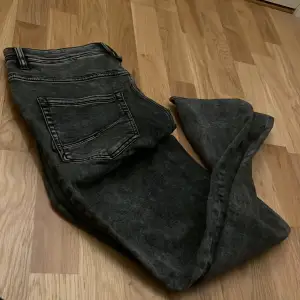 Snygga svarta jeans med en cool tvättad look. De har en klassisk femficksdesign och raka ben. Perfekta för en avslappnad stil.
